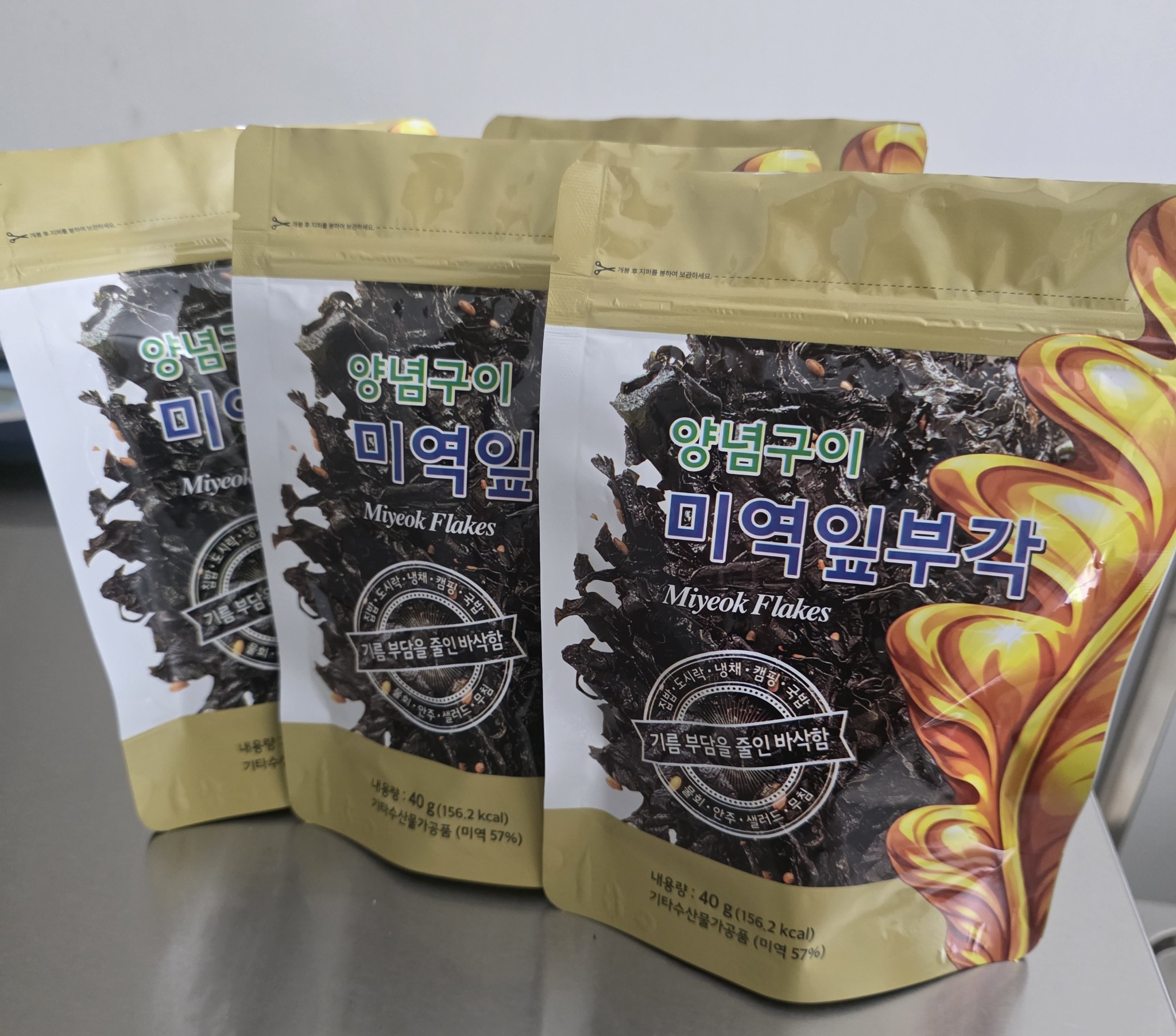 양념구이 미역잎부각 제품 패키지 여러 개